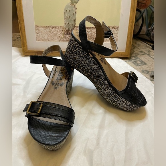 Mudd size 7.5 black platform wedge sandals - Picture 1 of 8